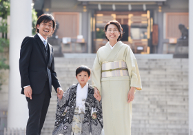 親子三人で神社で写真を撮る