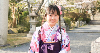 水色の袴を着た小学生の女の子