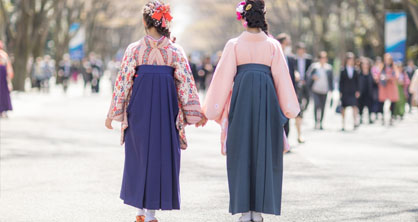 卒業袴を着て歩く2人の女学生の後ろ姿