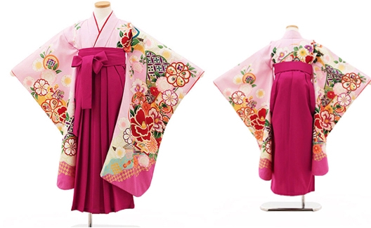 花柄にピンクの着物と赤い袴の衣裳