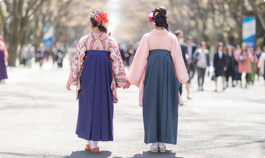 袴姿の後ろ姿の女性2人