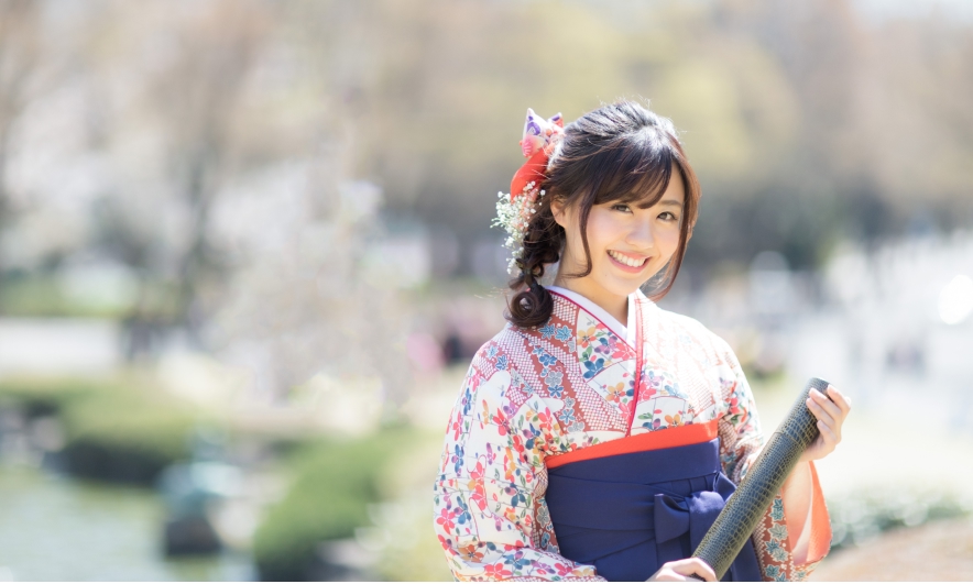 卒業証書を手にしている袴姿の女学生