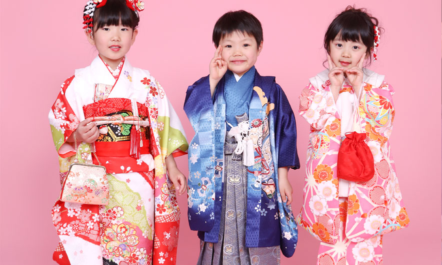 七五三の晴れ着を着た3人の子ども（赤い着物・青い羽織袴・ピンクの着物）