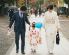 父親と母親と手を繋ぐ白い着物姿の女児