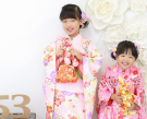 二人で並ぶ七五三の女児
