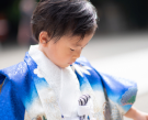青い着物を着た5歳男児