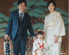 親子の間に立つ着物姿の女児