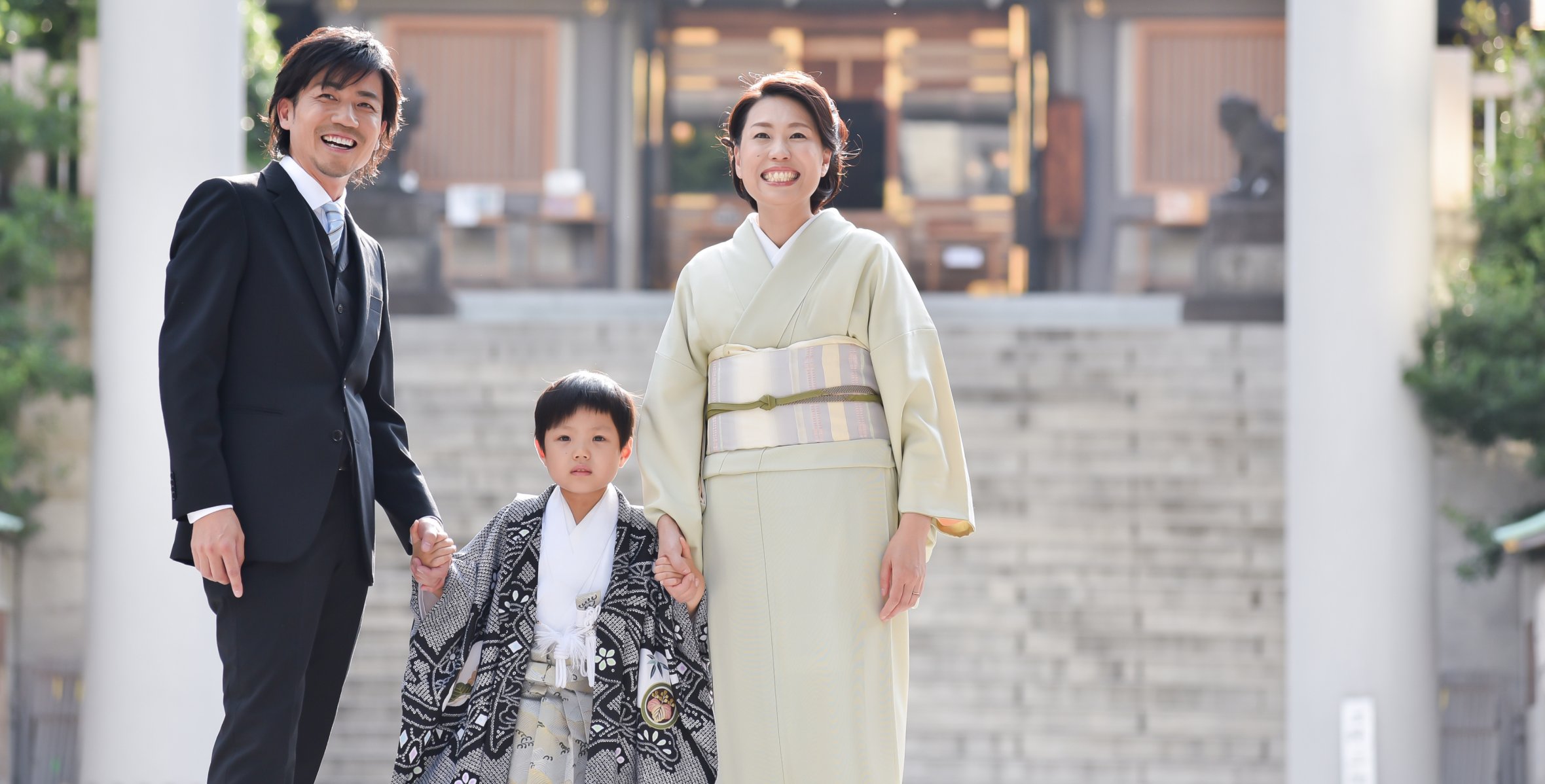 芝大神宮の参道で七五三の記念撮影をする家族