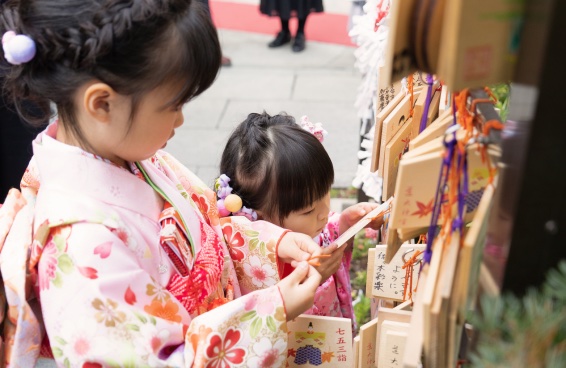 着物姿の姉妹が絵馬を掛ける