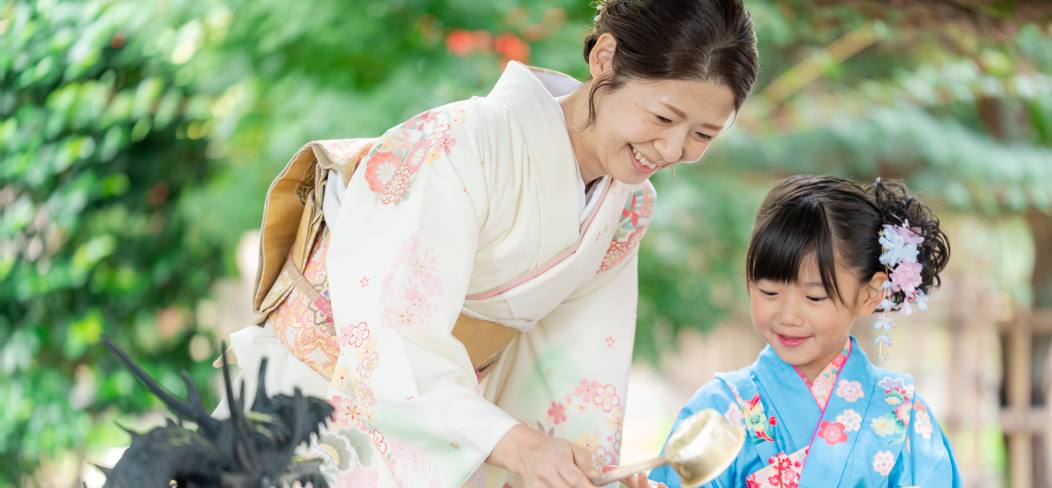 手水舎で着物姿の母親と3歳の女の子