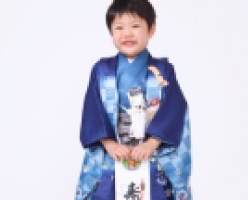 青い着物を着た5歳男児