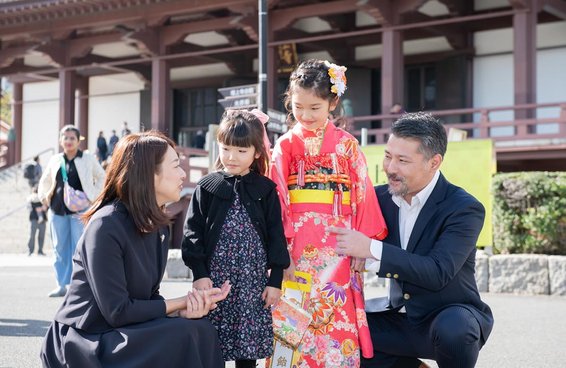 増上寺の大殿の前で七五三の家族写真