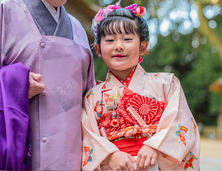 鞠を手にする七五三の着物の女児