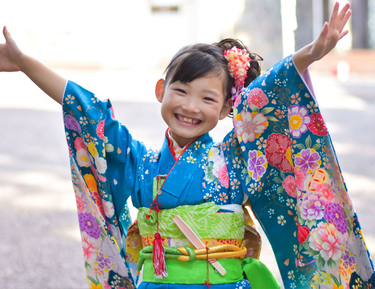 鞠を手にする七五三の着物の女児
