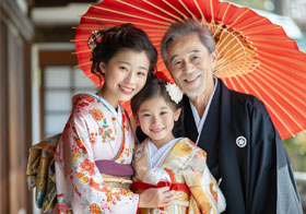 親子三人で神社で写真を撮る